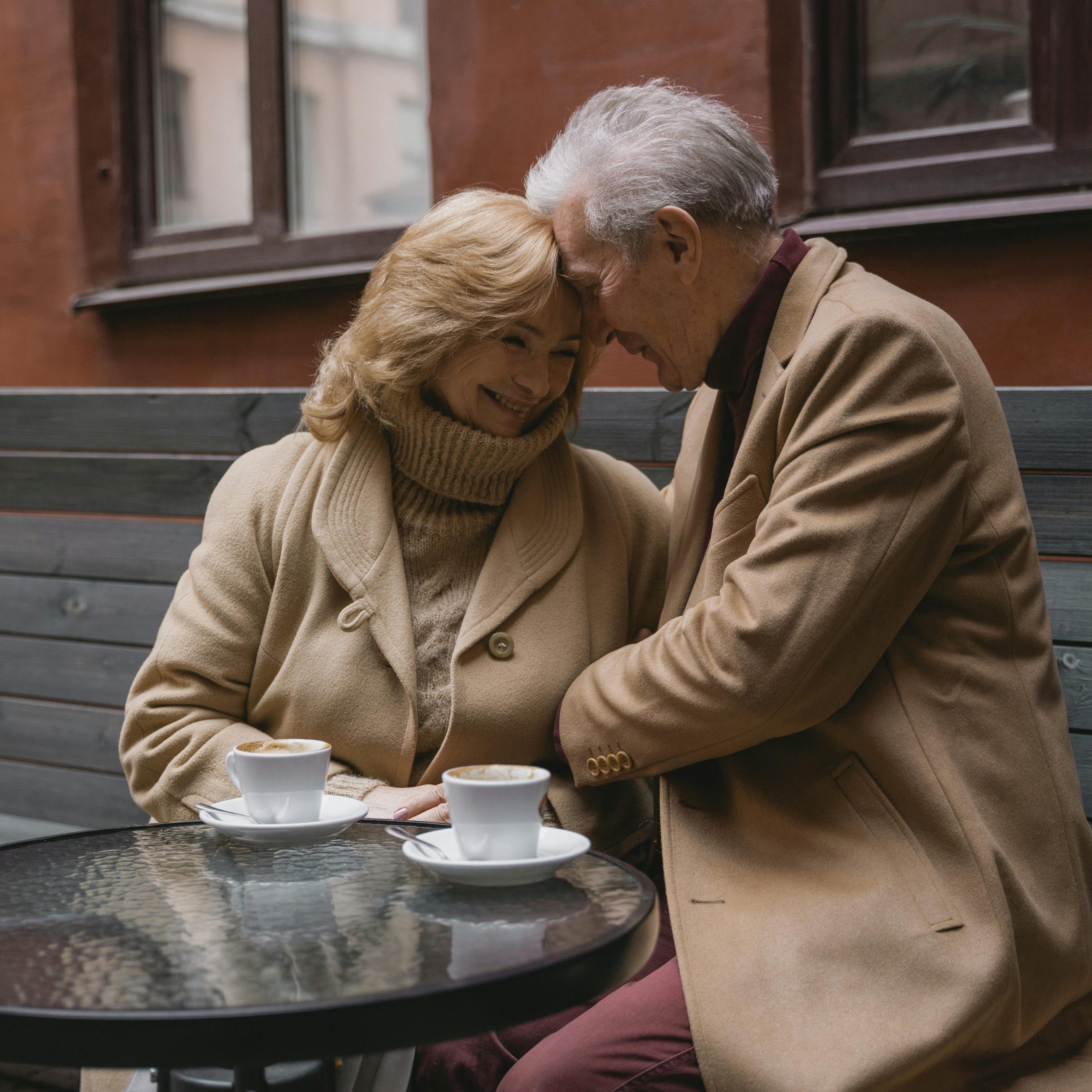 Un couple qui est confiant de sa sécurité financière.